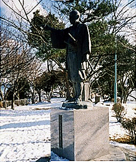 川村孫兵衛の像