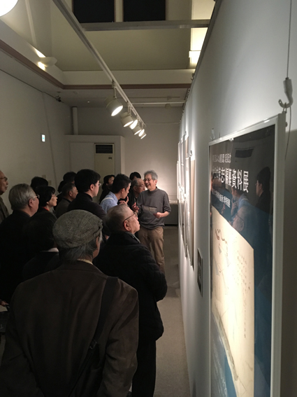 「大日本海志編纂資料展」で解説する安達裕之会長