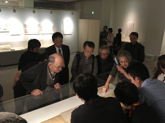 解説を聞きながら展示を見る参加者